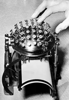 Conserve: A typewriter designed to conserve the metal ?