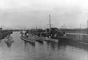 Belong: U-Boots in the harbor, 1912