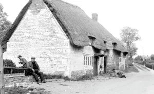 Uffington: Uffington, Thatched Cottage c1960