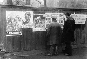 Notice: Ukrainians in front of German propaganda posters, 1942