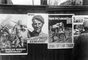 Notice: Ukrainians in front of German propaganda posters, 1942