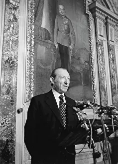 Rostrums: UN-Secretary-General Kurt Waldheim was