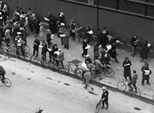 Placement: Unemployed in front of the Berlin Labor Exchange, 1929-1932