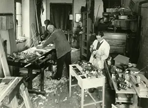 Provides: Unemployed carpenters at work, 1929-1932