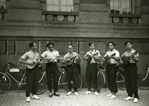 Gibraltar: Six unemployed men in front of the Friedenau