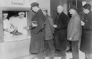 Providing: Unemployed people in front of a soup kitchen in Berlin, 1930