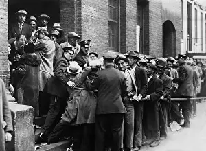 Queuing: Unemployed people in front of a support office
