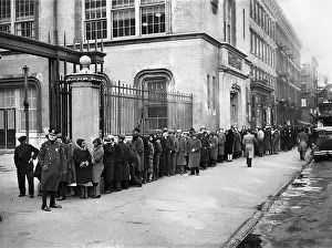 Lack: Unemployed people in front of a welfare office