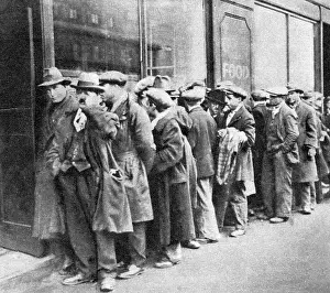 Queuing: Unemployed in front of a rations station of