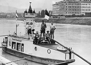 Danube: Unemployed on their self-built boat Bruder