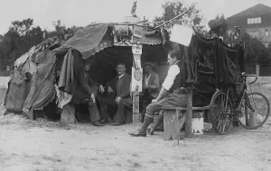 Wilmersdorf: Unemployed in a self-built temporary shelter, 1931