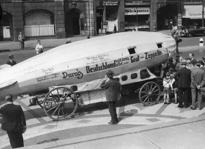 Pennant: Unemployed with a self-made zeppelin in Berlin, 1929-1932