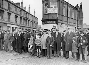 Tones: Unemployed shipyard workers after the decommissioning of the