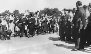Assigned: Unemployed on the way to the Reichsarbeitsdienst
