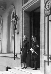 Mitford: Unity Mitford in front of the Brown House in Munich, 1937