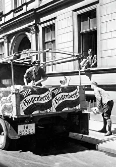 Quantities: Unloading of advertising brochures at the office
