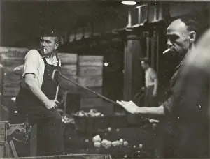 Longshoremen: Unloading of fishing vessels in the night