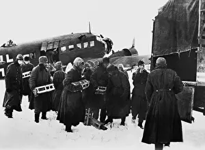 Junker: Unloading a German transport aircraft on the Eastern front
