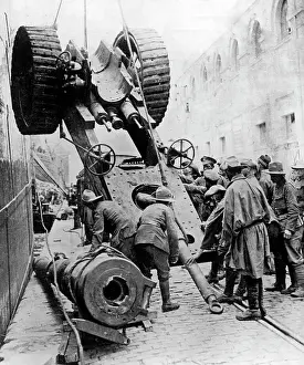 Thessaloniki: Unloading a heavy artillery piece, 1916