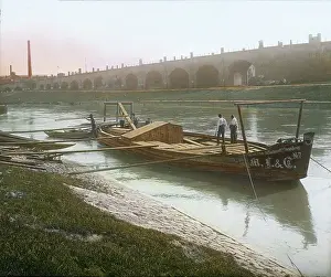 Brigittenau: Unloading lumber from a barge