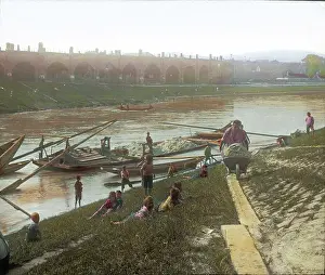 Brigittenau: Unloading sand from a barge