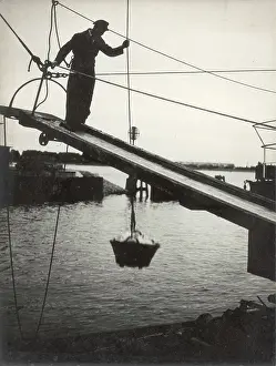 Longshoremen: Unloading a ship. Hamburg harbor. Photograph