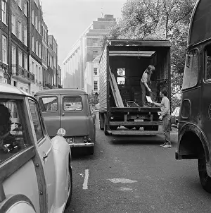 Barkers: Unloading van