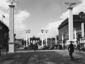 Propagandist: Unter den Linden, 1939