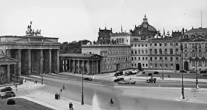 Brandenburger: Unter den Linden boulevard in Berlin, Germany