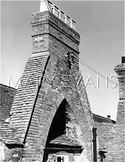 Wallingford: UNUSUAL CHIMNEY STACK