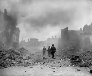 Lcgr1406: U.S. 3rd Division infantrymen searching for snipers