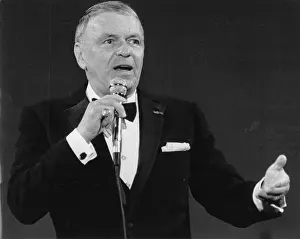 Tuxedoes: The US-American singer Frank Sinatra