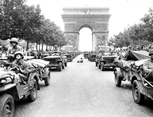 Jeeps: U.S. Army - liberation of Paris - WW2 - Arc de Triomphe