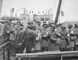 Disembark: U.S. Army nurses pull into port of Greenock