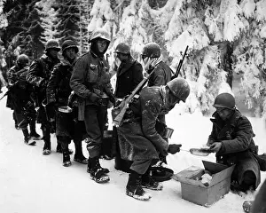 Lcgr1402: U.S. Infantrymen at field mess on their way to