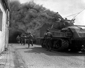 Lcgr1406: U.S. infantrymen running through the smoke-filled