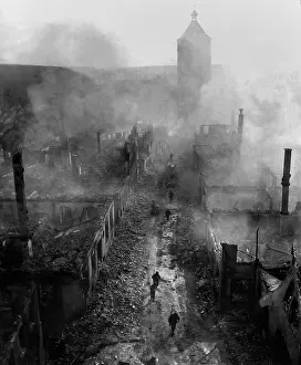Waldenburg: U.S. infantrymen move down a street in Waldenburg