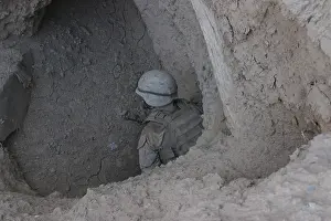 Helmand: U.S. Marine in a suspected enemy passageway ?