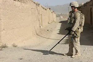Helmand: U.S. Marine sweeping for improvised explosive ?