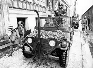 Schoolkids: U.S. military patrol at the Berlin Wall