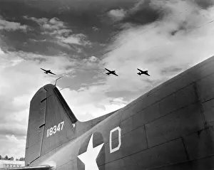 Lcgrn: U.S. paratroopers in flight manuevers somewhere ?