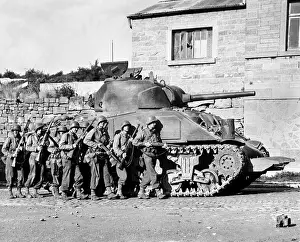 Lcgr1402: U.S. soldiers advance into a Belgian town under