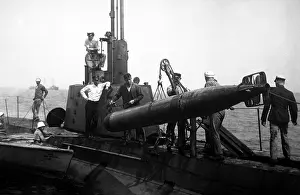Submariners: U.S. Submariners hoisting a torpedo. World War