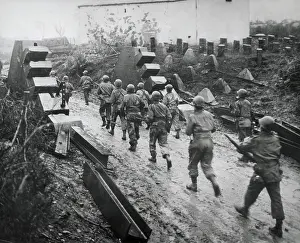 Lcgr1406: U.S. troops moving through dragon's teeth of the