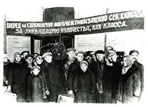 Apply: USSR 1929: Workers leaving for the country to