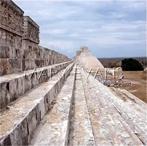 Uxmal: UXMAL/TEMPLE MAGICIAN