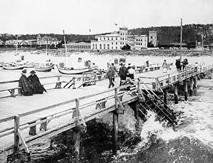 Sailboats: Vacationers in front of the Baltic Sea resort