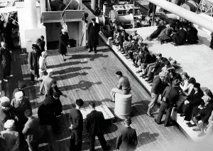 Durch: Vacationers playing on a KdF ship