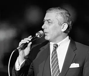 Olimpiysky: Vakhtang Kikabidze performing, 1984