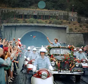 Lomoz: Valentina Tereskovova - motorcade - crowd - cheering